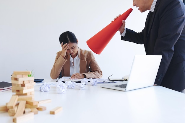 Een zakenman schreeuwt naar een collega op kantoor.