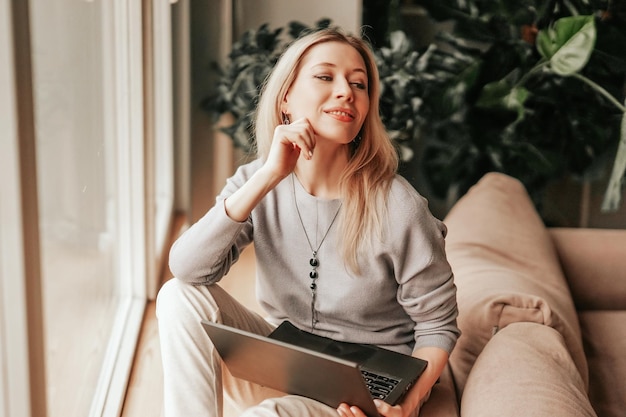 Een zakenvrouw die thuis op de laptop werkt