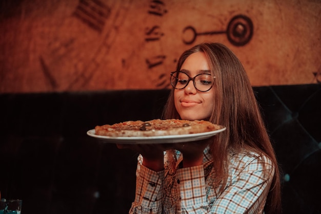 Een zakenvrouw die tijdens een lunchpauze pizza eet in een modern restaurant Selective Focus