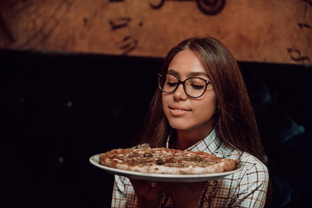 Een zakenvrouw die tijdens een lunchpauze pizza eet in een modern restaurant Selective Focus