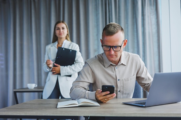 Een zakenvrouw en een zakenman bespreken werk op kantoor Modern kantoor Collega's op kantoor