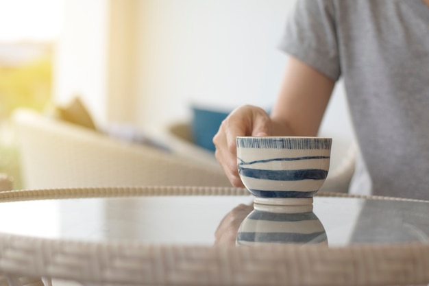 Een zakenvrouw houdt een witte koffiekop