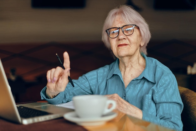 Een zakenvrouw in een café een kopje drinken laptop Freelancer werkt ongewijzigd