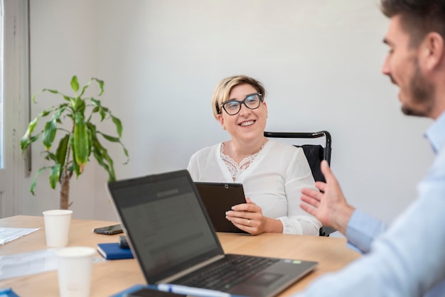 Een zakenvrouw in een vergadering met haar zakenpartner