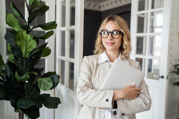 Een zakenvrouw met een bril op kantoor in formele kleding