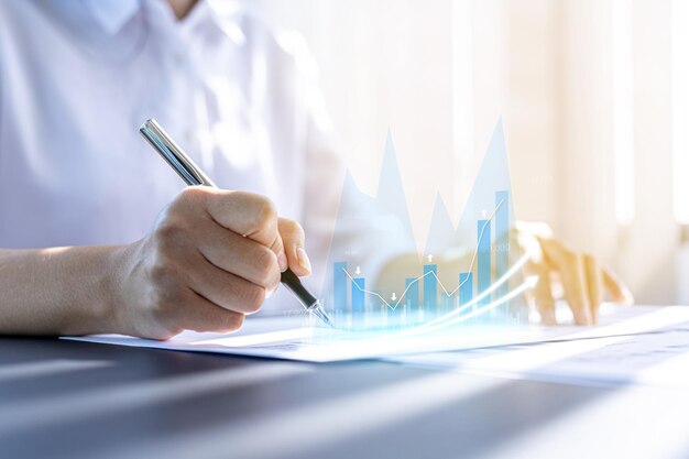 Een zakenvrouw onderzoekt gegevens over financiële documenten, financiële bedrijfsrapporten, grafieken met financiële en numerieke groeigegevens. het concept van financieel beheer om te groeien en winstgevend te zijn.