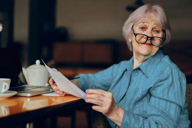 Een zakenvrouw zittend in een café met een kopje koffie en een laptop Lifestyle ongewijzigd