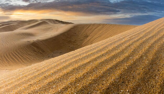 Foto een zandduin heeft een zonsondergang en een zanddune op de achtergrond