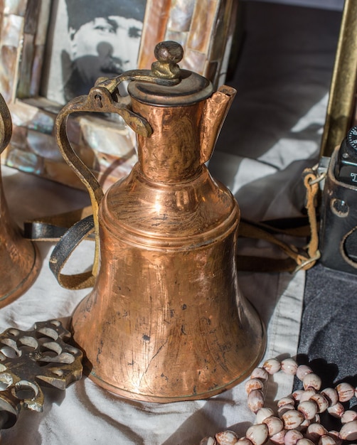 Foto een zeer oude stijl metalen waterpot.