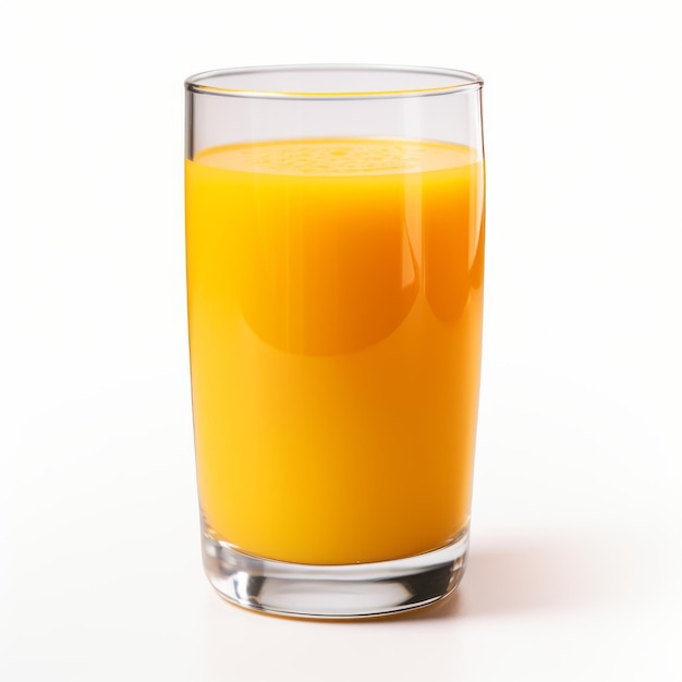 Een zeer slechte goedkope slechte kwaliteit smartphone foto mango sap in een doorzichtig glas op een witte