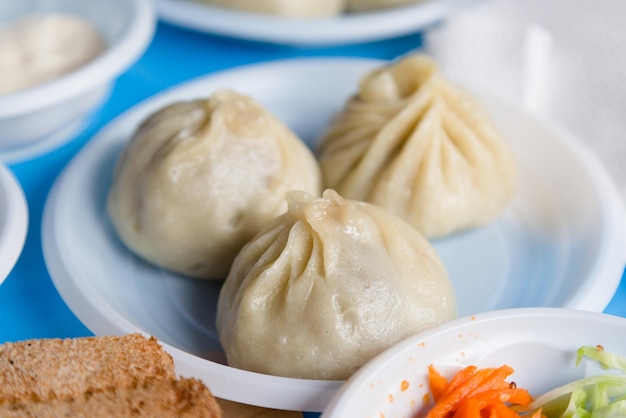 Een zeer smakelijke lunch in een café langs de weg, het nationale eten van de mongolen buryats vlees in het deeg en salade?