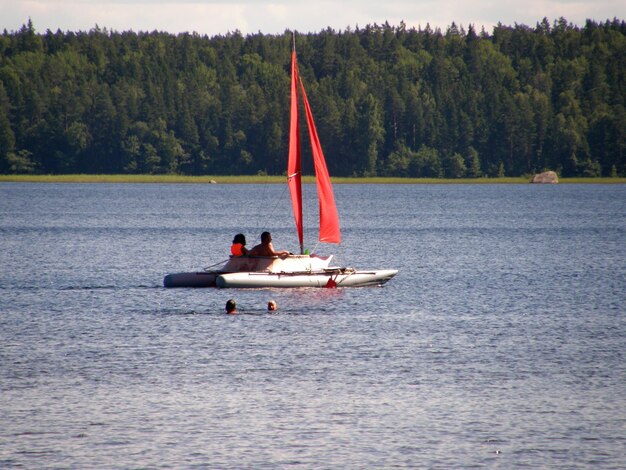 Een zeilboot met een rood zeil