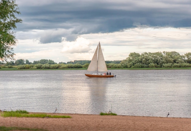 Een zeilboot op de rivier de elbe