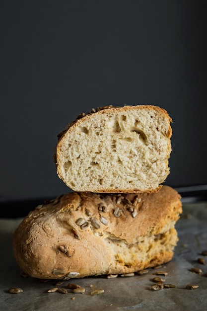 Een zelfgebakken brood gehalveerd