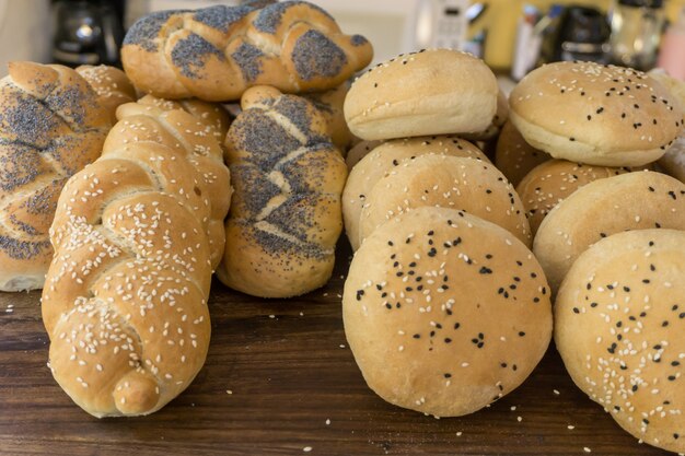 Een zelfgebakken brood van volkoren en roggemeel met sesamzaadjes op een houten ondergrond. Ruimte kopiëren. Fotograferen met natuurlijk licht