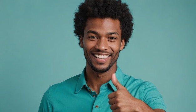 Een zelfverzekerde man in een turquoise polo shirt die een duim omhoog geeft met een glimlach zijn blik is verzekerd en