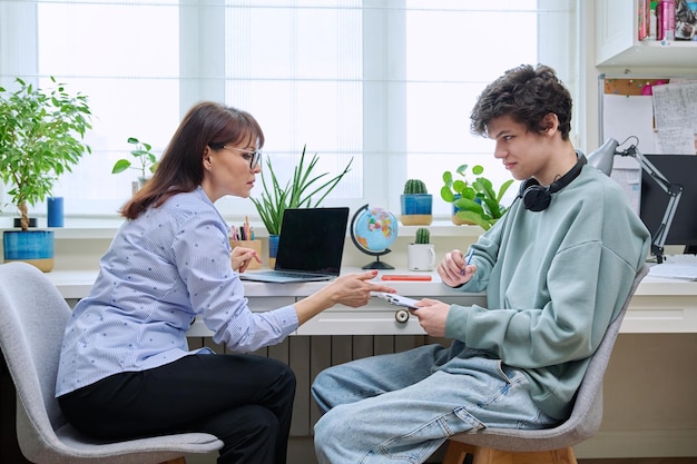 Foto een zelfverzekerde, serieuze vrouwelijke psycholoog die met een jonge man praat.