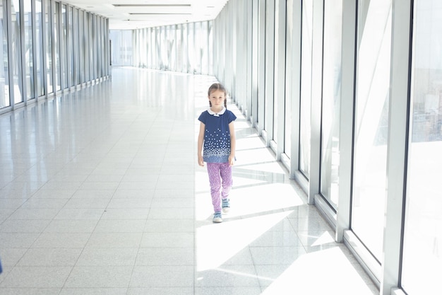 Een zesjarig meisje loopt op een heldere doorgang
