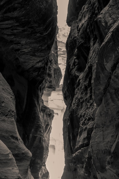 Een zicht op AlKhazneh of de Schatkamer vanaf de Siq in Petra Jordan