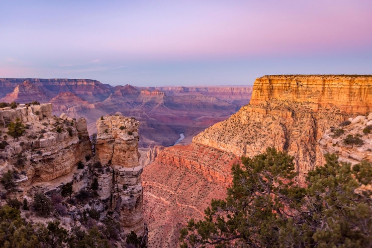 Foto een zicht op de colorado-rivier die door valleien en ruig terrein van de grand canyon bij moran point slingert