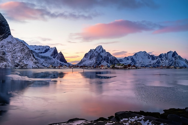 Een zicht op de Lofoten-eilanden in de avond