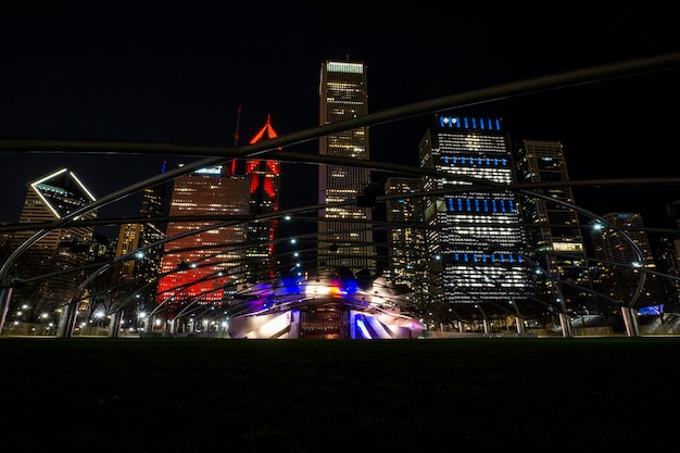 Een zicht op de skyline van Chicago 's nachts.