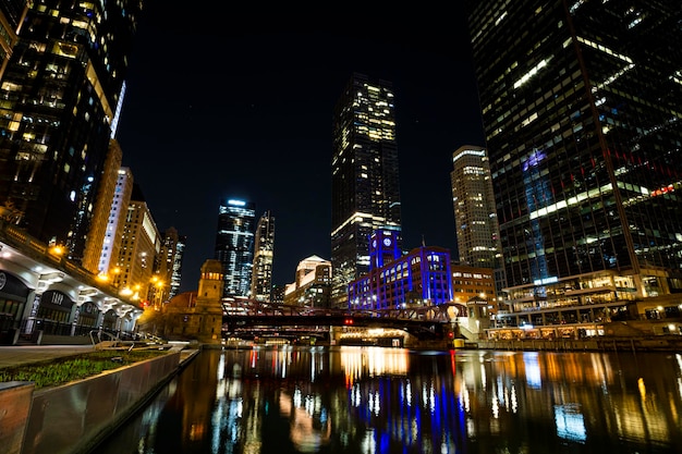 Een zicht op de skyline van Chicago 's nachts.