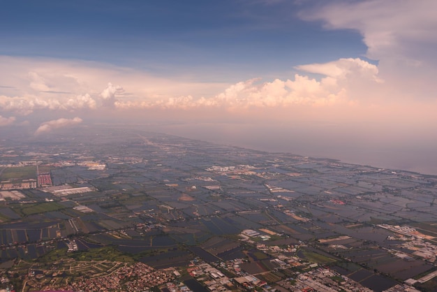 Foto een zicht op de stad cebu vanuit het vliegtuig