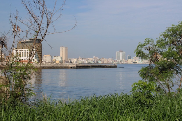 Een zicht op de stad Havana vanaf de Caribische Zee