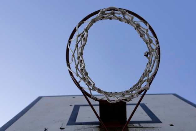 Een zicht op een basketbalring tegen een blauwe lucht