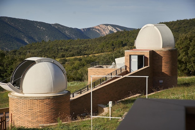 Foto een zicht op het observatorium vanaf de top van een heuvel.