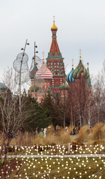 Een zicht op het rode plein vanuit het kremlin van moskou