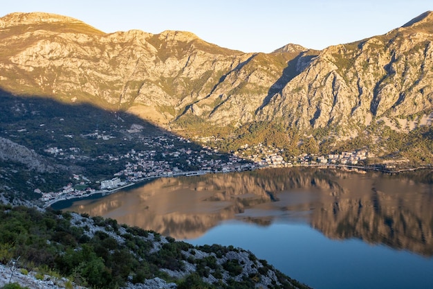 Een zicht op Kotor vanuit de bergen