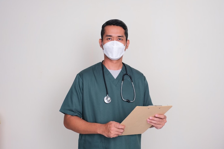 Foto een ziekenhuisverpleegster die een medisch gezichtsmasker draagt met een stethoscoop om zijn nek