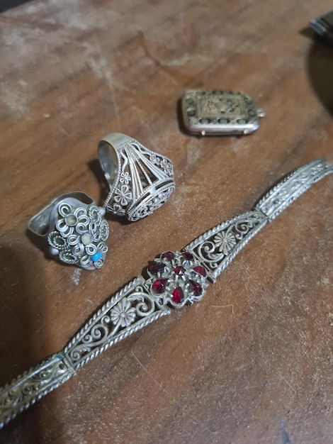 Een zilveren armband met rode stenen en een zilveren ring