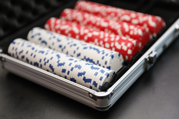 een zilveren en blauwe kast met rode en witte pokerchips.