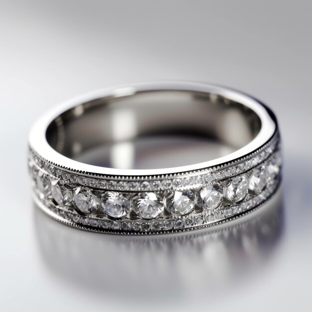 Een zilveren en witte trouwring met diamanten erop.