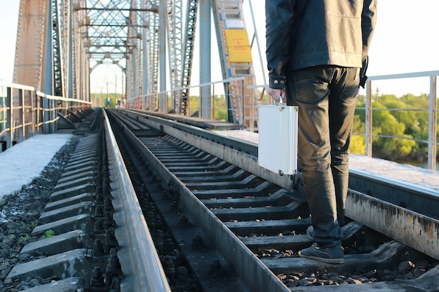 Een zilveren metalen kast met geldovermakingsconcept