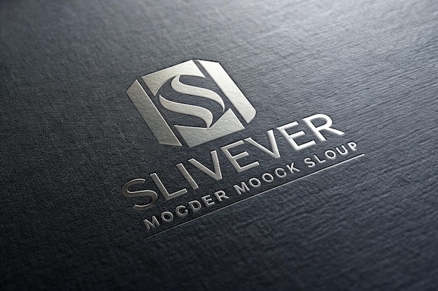 een zilveren metalen logo met de tekst zilver
