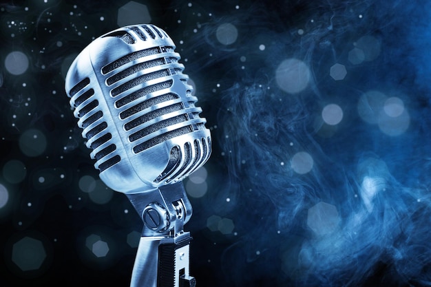 Een zilveren microfoon op blauwe rookachtergrond