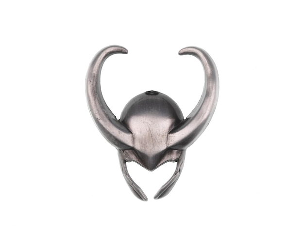 Een zilveren vikinghelm met een hartvormig gezicht.