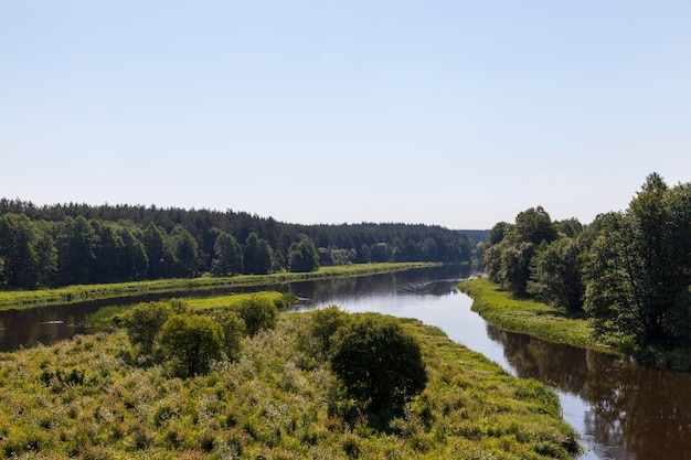 Een zomers landschap met rivier