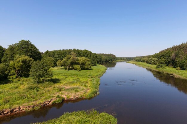 Een zomers landschap met rivier