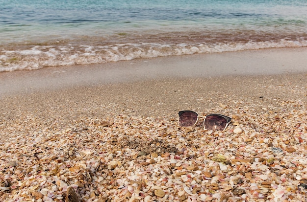 Een zonnebril op het strand