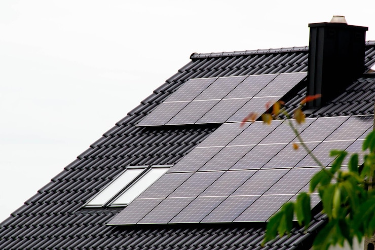 Foto een zonnepaneel op een dak met een huisdak.