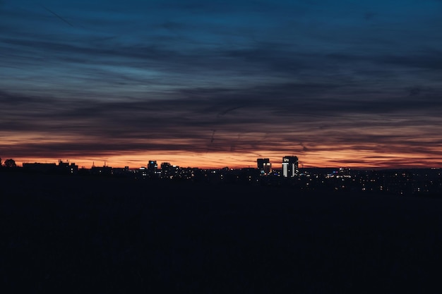 Foto een zonsondergang boven een stad