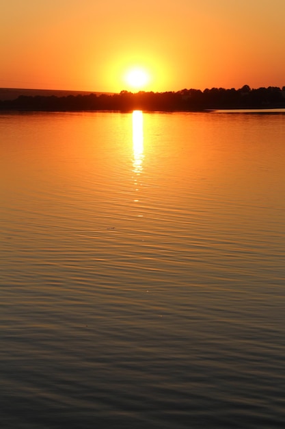 Een zonsondergang boven een waterlichaam