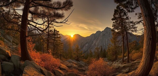Een zonsondergang in de bergen met daarachter de ondergaande zon