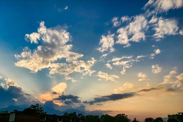 Een zonsondergang met de ondergaande zon achter de wolken