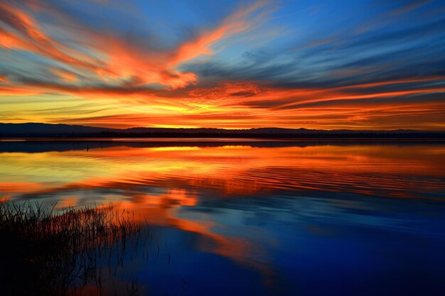 Een zonsondergang met een zonsondergang en de zon schijnt op het water